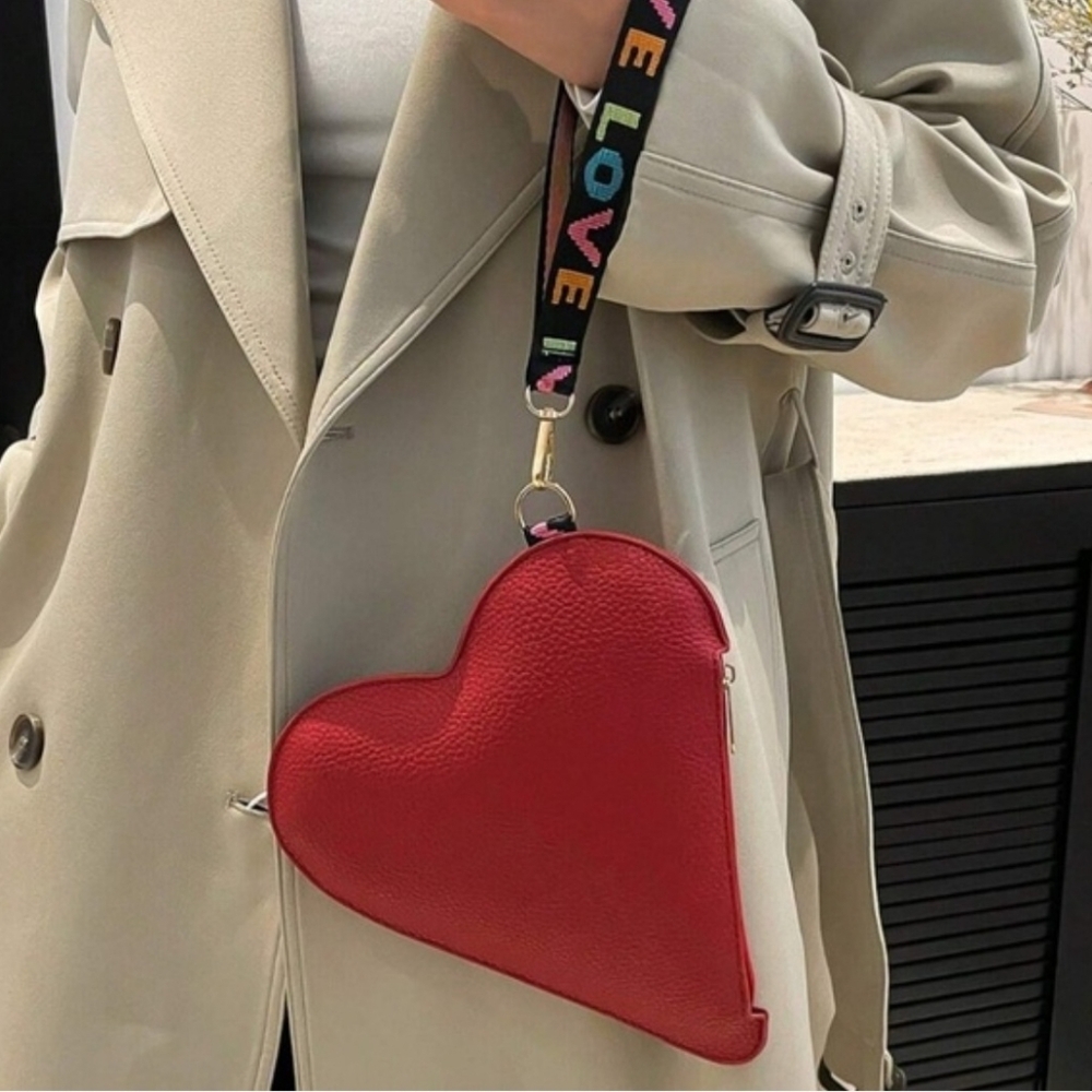 Heart Shaped Wristlet Red  Clutch Bag Love 🆕️ - Picture 3 of 12